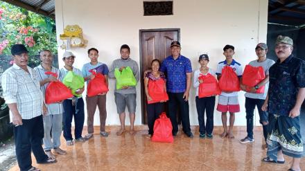 Perbekel Desa Gobleg serahkan Bantuan paket Sembako dari Donatur